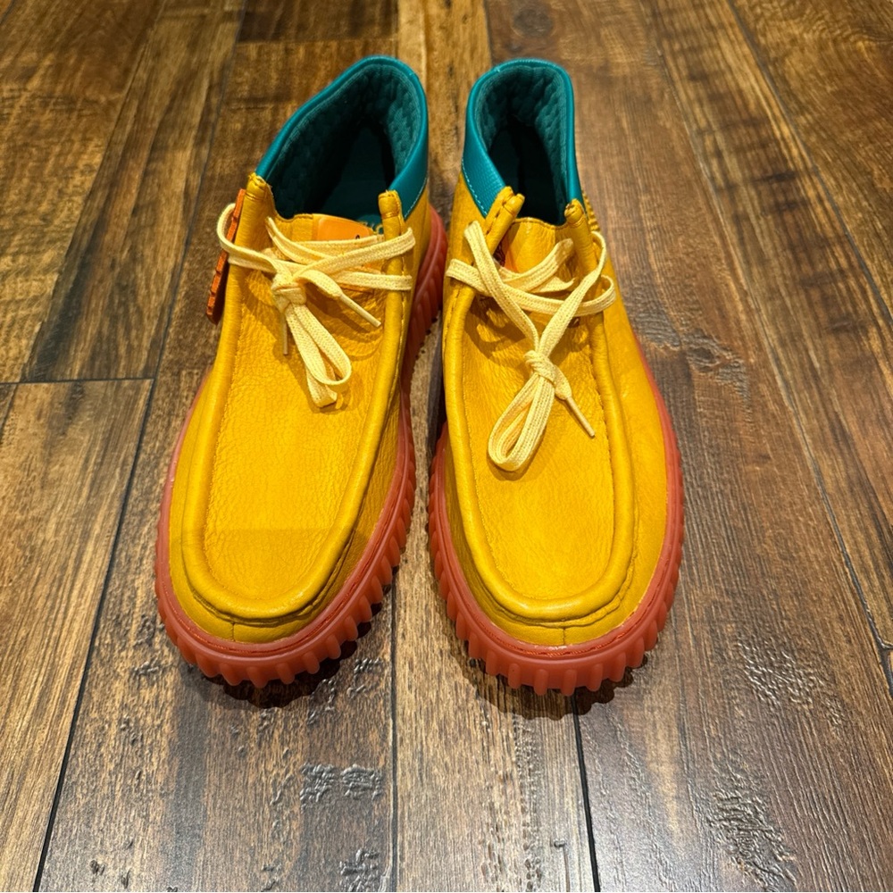 Clarks x Pokémon Torhill Explore Chukka Boot / orange